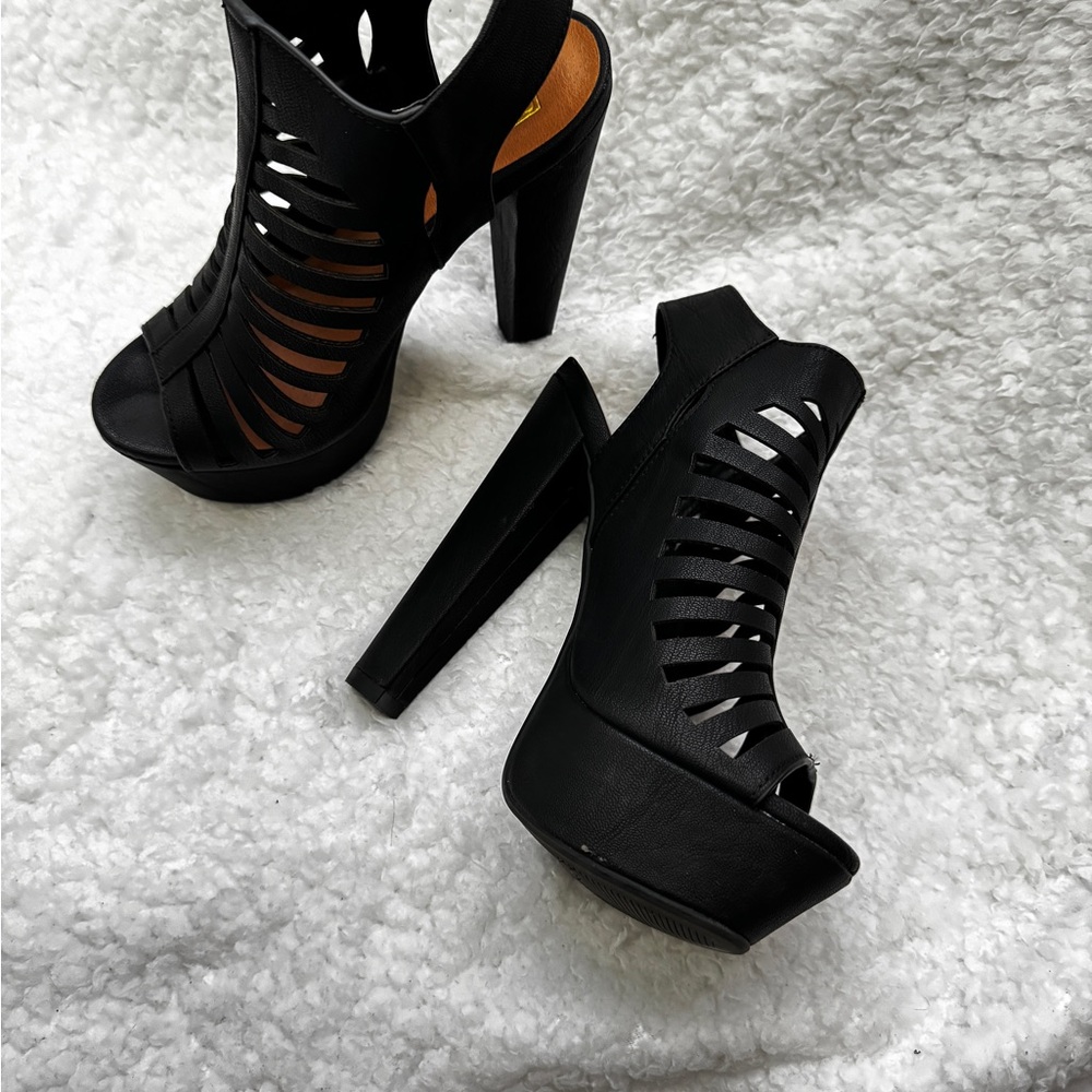 Qupid Black Platform Heels with Peep-Toe Design